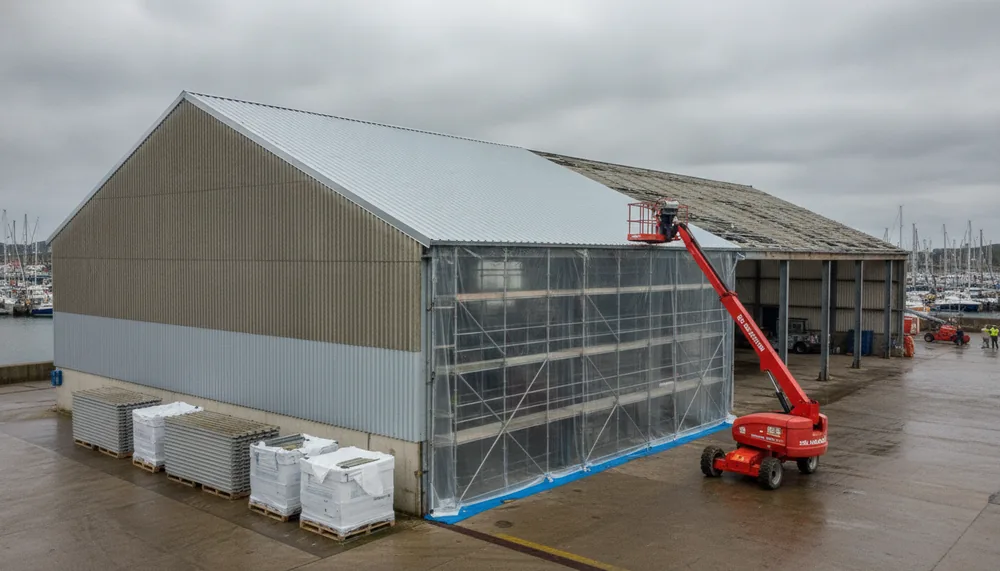 Couverture en plaques de fibrociment d'un hall de mareyage déposée à Concarneau