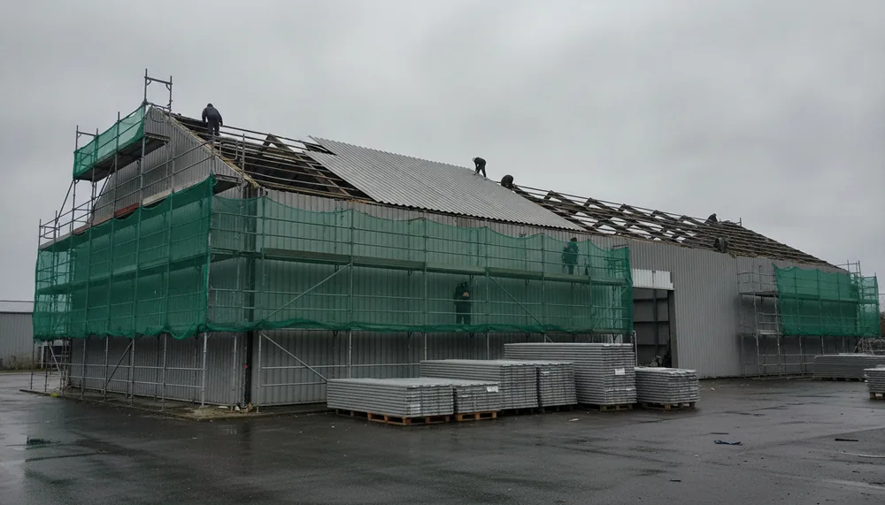 Entrepôt de Landerneau dont la couverture et le bardage en fibrociment sont déposés